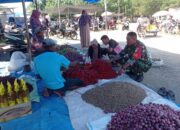 Babinsa di Susoh Pantau Harga Pangan di Pasar, Danramil: Pastikan Stabilitas dan Pasokan Aman