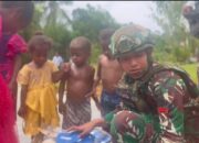 Satgas Pamtas Kewilayahan RI-PNG Yonif 763/SBA Laksanakan Binter Berbagi Sandal Kepada Anak-Anak Kampung Afkrem