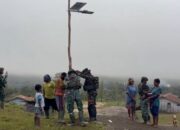 Pos Serambakon Satgas Yonif 751/VJS Kembali Pasang Lampu Tenaga Surya di Kampung Binaan