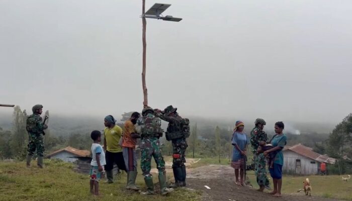 Pos Serambakon Satgas Yonif 751/VJS Kembali Pasang Lampu Tenaga Surya di Kampung Binaan