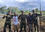 Gotong Royong Satgas 521/DY Bersama Masyarakat Siapkan Lahan Pertanian di Distrik Kobagma