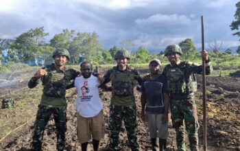 Gotong Royong Satgas 521/DY Bersama Masyarakat Siapkan Lahan Pertanian di Distrik Kobagma