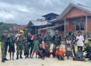 Pos Parim Satgas Yonif 751/VJS Anjangsana ke Kampung Etilkatop: Kenalkan “Bapak Yakob” sebagai Maskot Humanis & Berbagi Keceriaan dengan Anak-Anak