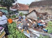 Koramil 03/Serengan “Sigap”, bersama Warga Gotong-royong Bersihkan Puing-puing Rumah Warganya yang Roboh