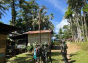 Pos Iwur Satgas Yonif 751/VJS Pasang Lampu Tenaga Surya di Kampung Serumkubin: Malam Lebih Terang, Akses Lebih Aman