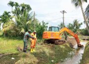 Dengan Alat Berat, Babinsa Matangkuli Pimpin Normalisasi Irigasi untuk Petani