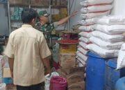Babinsa Koramil 05/STB Cek Stabilitas Harga dan Stok Sembako di Keude Bayu