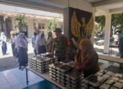 Babinsa Joyotakan Terjun Langsung, Pendistribusian Program Makanan Bergizi Gratis (MBG)