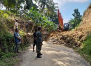 Anggota Posramil Muara Dua Bekerja Sama dengan Dinas DLHK Kota Lhokseumawe Buka Akses Jalan Antar Desa yang Longsor Akibat Banjir