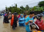 TNI AL EVAKUASI MASYARAKAT TERDAMPAK BENCANA BANJIR DI TAPANULI TENGAH