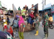 Repatriasi Situasi Membaik,Pengungsi Banjir di Langkat Dipulangkan Prajurit TNI ke Tempat Tinggalnya