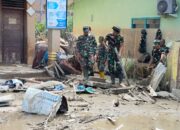 Anggota Koramil 06/Samudra Laksanakan Pembersihan di SD Negeri 5 Samudra Pasca Banjir