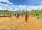 Pos Denom Satgas Yonif 751/VJS Perbaiki Lapangan Voli: Warga Makin Bugar, Kebersamaan Makin Erat