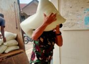 Pos Ramil Muara Dua Dampingi Pengambilan Beras Bantuan untuk Empat Desa Terdampak Banjir