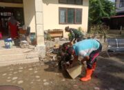 Personel Koramil 12/Tanah Pasir Bantu Pembersihan Fasilitas Kantor Camat Pascabanjir
