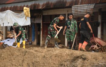 Satuan tugas gulbencal Kodam l/BB Laksanakan Pembersihan Rumah di Desa Garoga