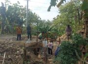 Babinsa Juwangi Bersama Warga Gotong Royong Perbaiki Gorong-Gorong Demi Kelancaran Irigasi