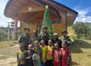 Pos Serambakon Satgas Yonif 751/VJS Dirikan Pohon Natal di Gereja Wanbakon Sambut Perayaan Natal