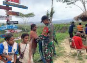 Pos Parim Satgas Yonif 751/VJS menyambut Natal dengan membagikan Pakaian kepada Masyarakat