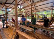 Satgas Pamobvitnas PTFI Yonif 301/PKS Renovasi Rumah Tokoh Adat Kampung Kimbeli