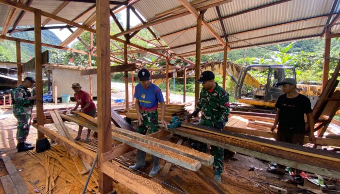 Satgas Pamobvitnas PTFI Yonif 301/PKS Renovasi Rumah Tokoh Adat Kampung Kimbeli