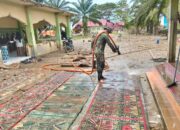 Sinergi Yon Zipur-5/Brawijaya, Koramil 29/Langkahan, dan Warga Bersihkan Fasilitas Pendidikan dan Masjid Pascabanjir di Desa Gedumbak