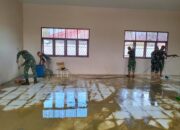 Sinergi Personel Pos Koramil Lapang dan Pihak Sekolah Pulihkan SMK Negeri 1 Lapang Pasca Banjir