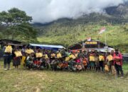 Satgas Yonif 751/VJS Bagikan Bingkisan Natal untuk Warga Kampung Mimin dan Alutbakon: Tebar Sukacita di Perbatasan