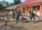 Tak Pantang Menyerah Meski Berlumpur, Yon Zipur-5 Brawijaya, Koramil 29/Langkahan dan SAR UNS Bersihkan SD Negeri 3 Langkahan Pascabencana