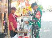 Motivasi Pelaku UMKM, Babinsa Kemlayan Beri Dukungan Kepada Penjual Cilok.