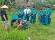 Babinsa Ngeni Bersama Siswa SMPN 2 Wonotirto Tanam Bibit Trembesi Mendukung Program Bersatu Dengan Alam
