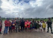 Pangdam XVII/Cenderawasih Salurkan 60 Bola, Satgas Yonif 751/VJS Serahkan untuk SSB di Pegunungan Bintang