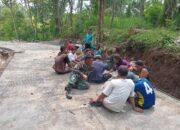 Perkuat Kebersamaan Warga Desa Binaan, Babinsa Ikut Gotong Royong