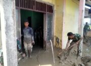 Sinergi Tanpa Batas, Prajurit Yon Zipur-5 dan Babinsa Kuras Lumpur di Meunasah Matang Keutapang