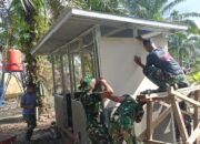 Pulihkan Fasilitas Ibadah, Yon Zipur-5/ABW Bangun Bersama Babinsa Koramil 29/Langkahan Kamar Mandi dan Tempat Wudhu Masjid Baitul Rasyiddin