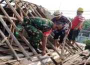 Babinsa Bendogrit Bantu Perbaikan Atap Rumah Warga Ibu Djumiati