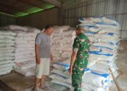 Babinsa Kemusu Turun Langsung ke Kios Pertanian, Pastikan Stok Pupuk Aman dan Tepat Sasaran