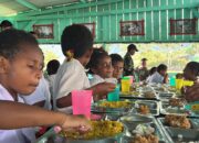 Senyum Anak, Semangat NKRI: Yonif 751/VJS Berbagi Makan dan Uji Wawasan Kebangsaan