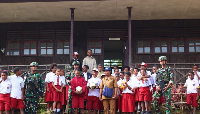 TNI Hadir untuk Generasi Muda: Pos Okpol Yonif 751/VJS Bagikan Bola Baru di Kukding