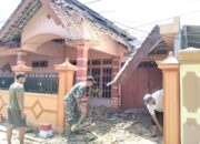 Babinsa Karangtengah, Sigap Bantu Evakuasi Rumah Warga Tertimpa Pohon Tumbang Akibat Angin Kencang