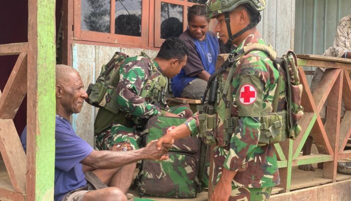 Pos Parim Satgas Yonif 751/VJS Gelar Pengobatan Door to Door di Kampung Kakopom