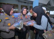 Guna Pertebal Keimanan ditengah Bencana, Pengungsi Longsor di Cisarua diberikan Peralatan Ibadah oleh Polwan Polda Jabar