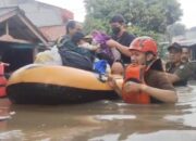 Evakuasi Dramatis Balita dan Lansia Sakit oleh Petugas Gabungan Pemkot Tangerang di Tengah Bencana Banjir Ciledug