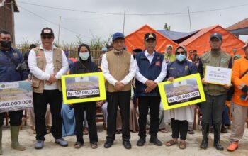 Menag Salurkan Bantuan Rp596 Juta untuk Madrasah, Guru, dan Siswa Terdampak Longsor Cisarua