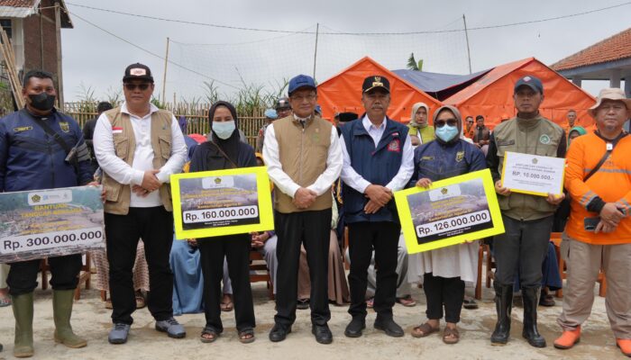Menag Salurkan Bantuan Rp596 Juta untuk Madrasah, Guru, dan Siswa Terdampak Longsor Cisarua