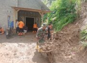 Talut Jalan Di Desa Semen Longsor Akibat Hujan Deras, Babinsa Dan Warga Gerak Cepat Kerja Bakti
