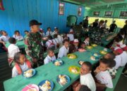 Pos Kotis Satgas Pamtas RI–PNG Yonif 751/Vira Jaya Sakti Gelar Makan Bersama Siswa: Diselingi Edukasi Berhitung