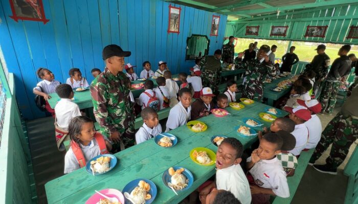 Pos Kotis Satgas Pamtas RI–PNG Yonif 751/Vira Jaya Sakti Gelar Makan Bersama Siswa: Diselingi Edukasi Berhitung
