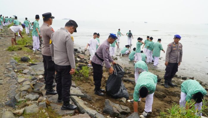 Pantai Kejawanan Dibersihkan Serentak, Polisi Ajak Masyarakat Rawat Wajah Wisata Kota