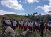 TNI Menembus Medan Demi Masa Depan: Pos Serambakon Yonif 751/VJS Ajarkan Wawasan Kebangsaan & Berikan Alat Tulis untuk Siswa SD Serambakon